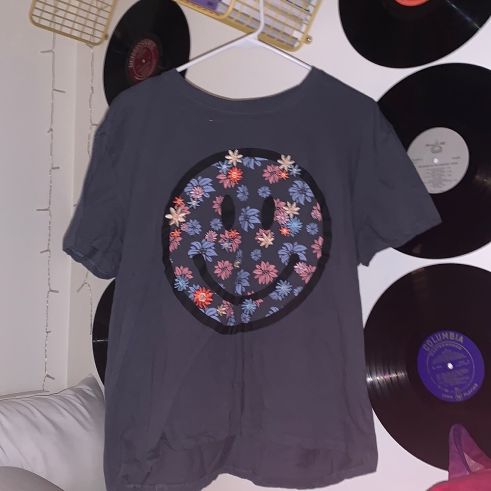 Smiley face flower embroidered T-shirt